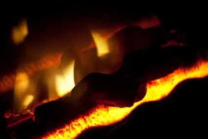 Як правильно розпалити камін