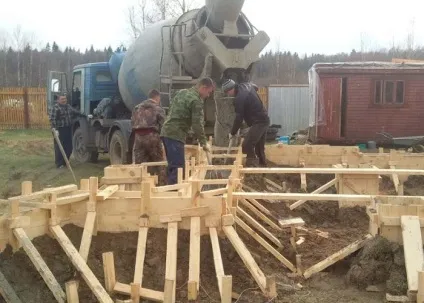 Як правильно зробити стрічковий фундамент для забору своїми руками - легка справа