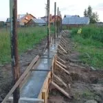 Як зробити фундамент під паркан з профнастилу своїми руками (профнастилу) Як зробити фундамент під паркан з профнастилу своїми руками