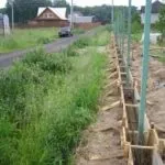 Як зробити фундамент під паркан з профнастилу своїми руками (паркан) Як зробити фундамент під паркан з профнастилу своїми руками
