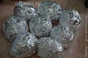 Картопля запечена на вугіллі з салом
