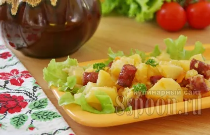 Картопля в духовці в горщиках з мисливськими ковбасками (горщиках) Картопля в духовці в горщиках з мисливськими ковбасками