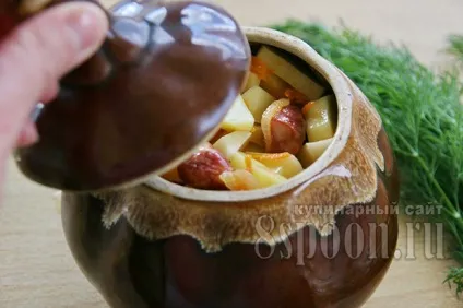 Картопля в духовці в горщиках з мисливськими ковбасками (горщиках) Картопля в духовці в горщиках з мисливськими ковбасками