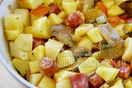 Картопля з мисливськими ковбасками в горщику (мисливськими) Картопля з мисливськими ковбасками в горщику