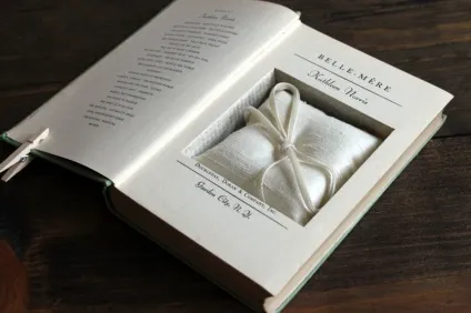 Книга як підставка для обручок (обручальних) Книга як підставка для обручок