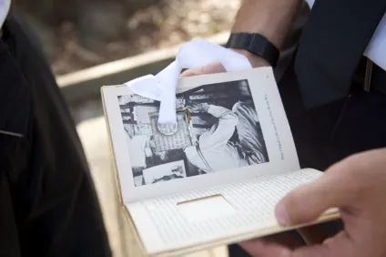 Книга як підставка для обручок (кілець) Книга як підставка для обручок