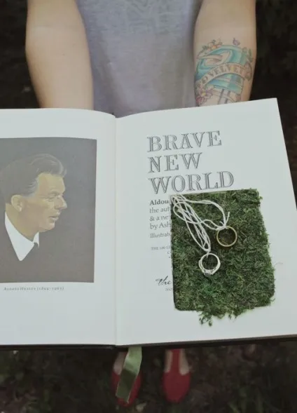 Книга як підставка для обручок (обручальних) Книга як підставка для обручок