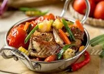 Курка, тушкована в сметані з овочами в мультиварці, рецепт (цибуля) Курка, тушкована в сметані з овочами в мультиварці, рецепт