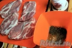 Курка, тушкована в сметані з овочами - готуємо покроково з фото