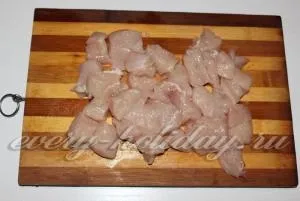 Курка, тушкована в сметані з овочами в мультиварці, рецепт (цибуля) Курка, тушкована в сметані з овочами в мультиварці, рецепт