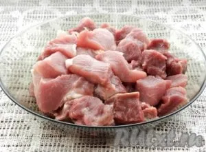 Курка, тушкована в сметані з овочами - готуємо покроково з фото