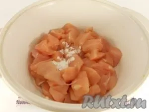 Курка, тушкована в сметані з овочами - готуємо покроково з фото