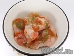 Курка, тушкована в сметані з овочами - готуємо покроково з фото