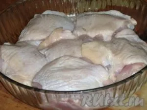 Курка, тушкована в сметані з овочами - готуємо покроково з фото