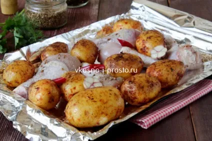 Курка, запечена з молодою картоплею (молодим) Курка, запечена з молодою картоплею