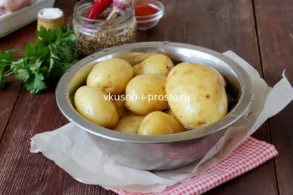 Курка, запечена з молодою картоплею (що приготувати на смачний обід) Курка, запечена з молодою картоплею