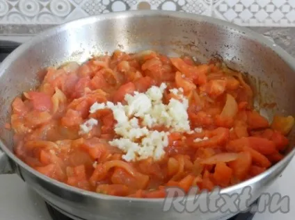 Курка, тушкована в сметані з овочами - готуємо покроково з фото