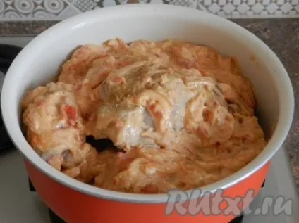 Курка, тушкована в сметані з овочами - готуємо покроково з фото