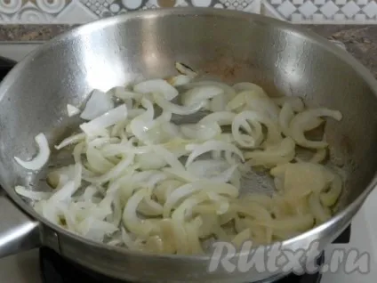 Курка, тушкована в сметані з овочами - готуємо покроково з фото