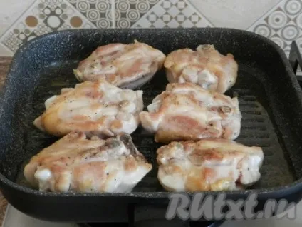 Курка, тушкована в сметані з овочами - готуємо покроково з фото