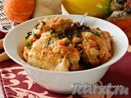 Курка, тушкована в сметані з овочами - готуємо покроково з фото