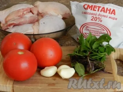 Курка, тушкована в сметані з овочами - готуємо покроково з фото