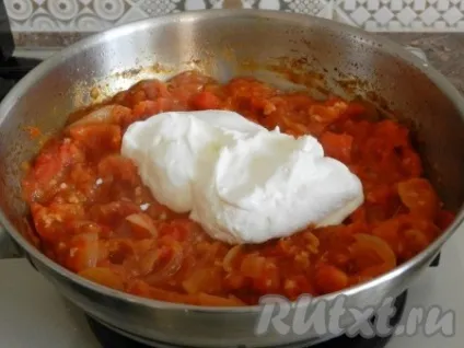 Курка, тушкована в сметані з овочами - готуємо покроково з фото
