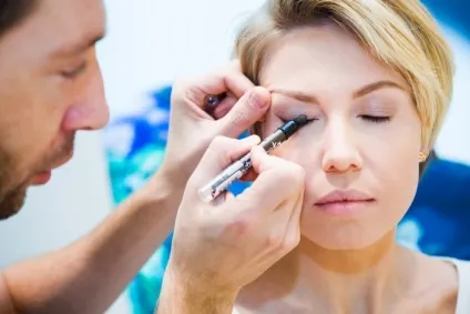 Макіяж для тих, хто носить окуляри 1 (maybelline) Макіяж для тих, хто носить окуляри 1