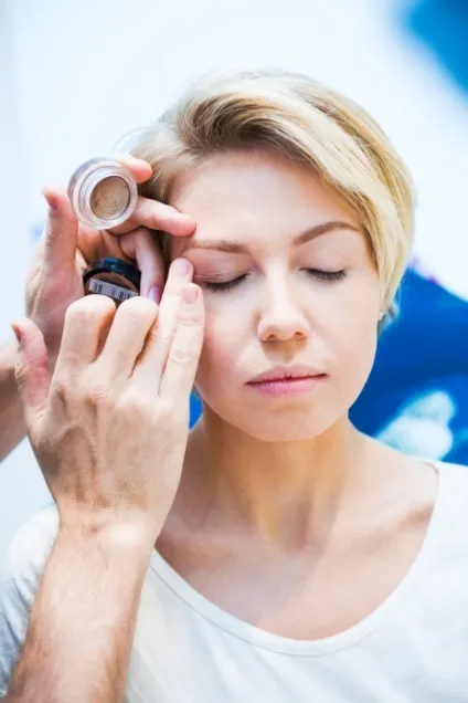 Макіяж для тих, хто носить окуляри 1 (maybelline) Макіяж для тих, хто носить окуляри 1