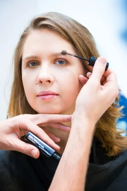 Макіяж для тих, хто носить окуляри 1 (maybelline) Макіяж для тих, хто носить окуляри 1