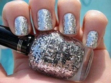 Манікюр з блискітками, створюємо блискучий nail art (блискітками кінчиках нігтів) Манікюр з блискітками, створюємо блискучий nail art
