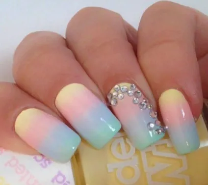 Манікюр зі стразами 52 фото модного дизайну (манікюр) Манікюр зі стразами 52 фото модного дизайну