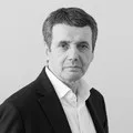 Між небом і землею (емблемою компанії «Аерофлот») Між небом і землею