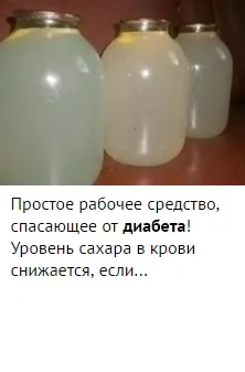 Чоловік опустив ноги в воду з содою на кілька хвилин (кілька) Чоловік опустив ноги в воду з содою на кілька хвилин