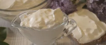 Чоловік опустив ноги в воду з содою на кілька хвилин (кілька) Чоловік опустив ноги в воду з содою на кілька хвилин