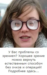 Чоловік опустив ноги в воду з содою на кілька хвилин (ноги) Чоловік опустив ноги в воду з содою на кілька хвилин