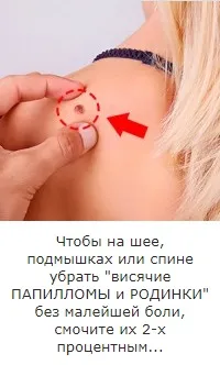 Чоловік опустив ноги в воду з содою на кілька хвилин (кілька) Чоловік опустив ноги в воду з содою на кілька хвилин