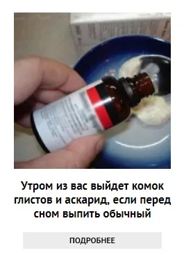 Чоловік опустив ноги в воду з содою на кілька хвилин (содою) Чоловік опустив ноги в воду з содою на кілька хвилин