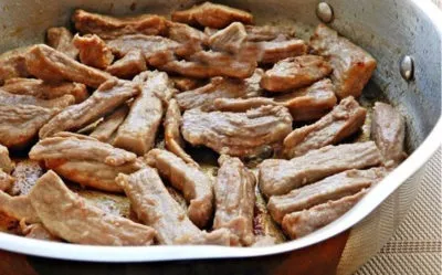 М'ясо тушковане зі сметаною і гірчицею (м'ясо) М'ясо тушковане зі сметаною і гірчицею
