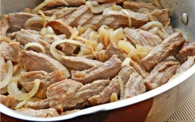 М'ясо тушковане зі сметаною і гірчицею (гірчицею) М'ясо тушковане зі сметаною і гірчицею