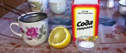 Чоловік опустив ноги в воду з содою на кілька хвилин (воду) Чоловік опустив ноги в воду з содою на кілька хвилин