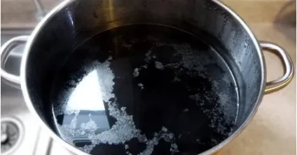 Чоловік опустив ноги в воду з содою на кілька хвилин (ноги) Чоловік опустив ноги в воду з содою на кілька хвилин