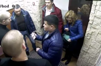 Начальник поліції викликав наряд, коли його не пустили без огляду в ресторан (начальник) Начальник поліції викликав наряд, коли його не пустили без огляду в ресторан