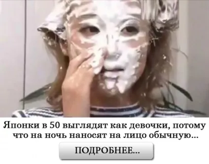 Чоловік опустив ноги в воду з содою на кілька хвилин (90-х харчова сода) Чоловік опустив ноги в воду з содою на кілька хвилин