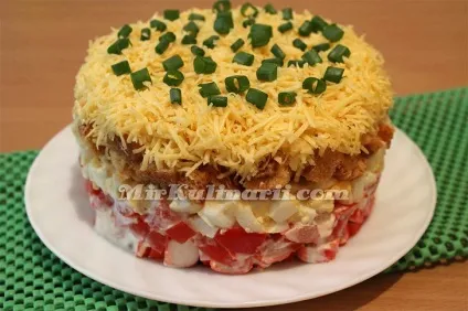 Ніжний салат з крабовими паличками, помідорами і сиром (ніжний) Ніжний салат з крабовими паличками, помідорами і сиром