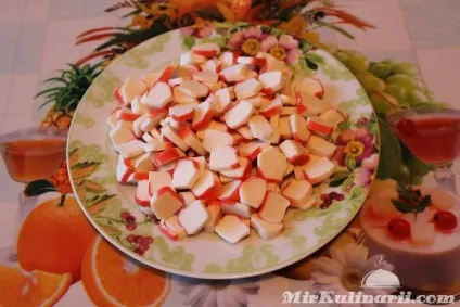 Ніжний салат з крабовими паличками, помідорами і сиром (салат з крабовими паличками і помідорами) Ніжний салат з крабовими паличками, помідорами і сиром