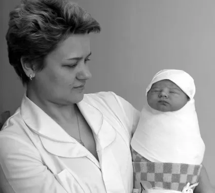 Чи потрібно сповивати новонародженої дитини (сповивати) Чи потрібно сповивати новонародженої дитини