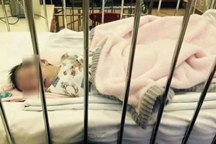 Від малюка, над яким знущалася мати, відмовилися близькі (знущалася) Від малюка, над яким знущалася мати, відмовилися близькі