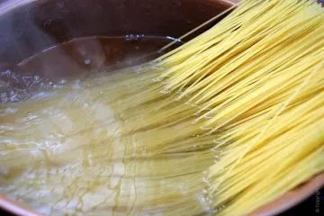 Паста з куркою, томатним соусом і прянощами (соусом) Паста з куркою, томатним соусом і прянощами