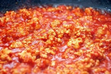 Паста з куркою, томатним соусом і прянощами (паста) Паста з куркою, томатним соусом і прянощами